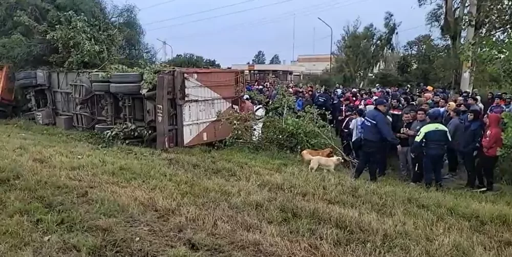 Accidente En Autopista De Las Serran As Puntanas Volc Cami N Con Vacas