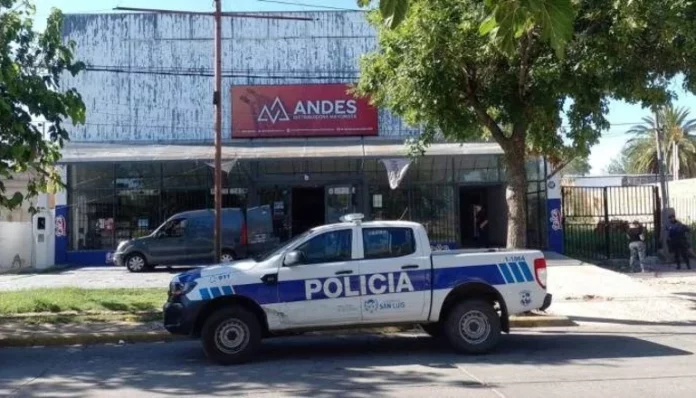 Hicieron un boquete para entrar a robar a una distribuidora de San Luis