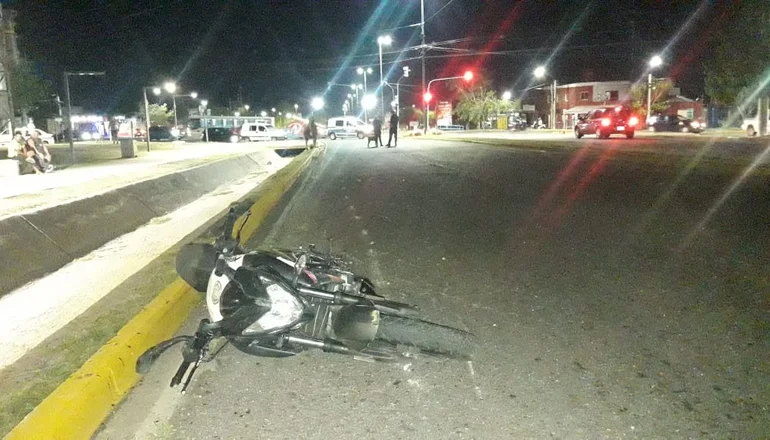 Una moto chocó a un peatón: dos personas terminaron fracturadas