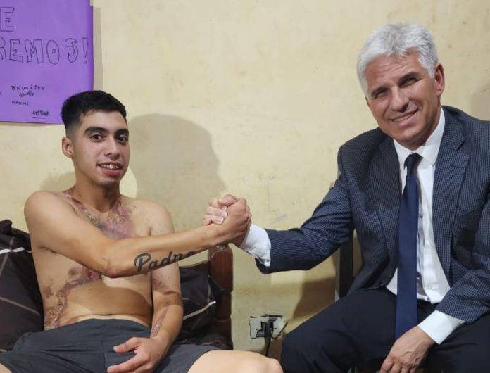 El Gobernador visitó al joven que recibió la descarga de un rayo