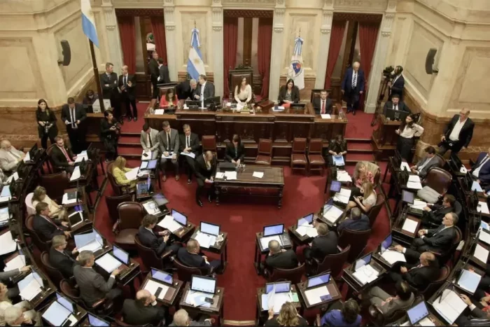 Polémica decisión: Senadores se aumentan el sueldo sin debate ni votación formal