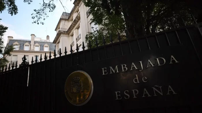 España retirta a la embajadora de Argentina de manera definitiva