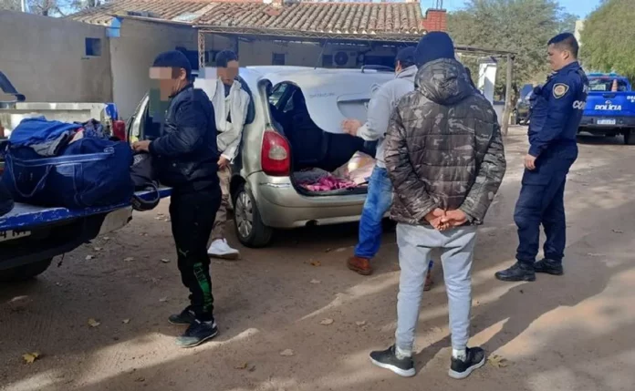 viajaba con su hija en el baúl porque no tenía lugar en el auto