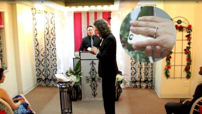Un hombre se casó con su celular en Las Vegas, vistieron elegantes y el amor triunfó en la era digital