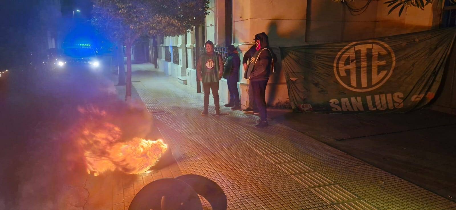 Trabajadores y ATE realizaron protestas en la Municipalidad de San Luis para pedir mejoras salariales