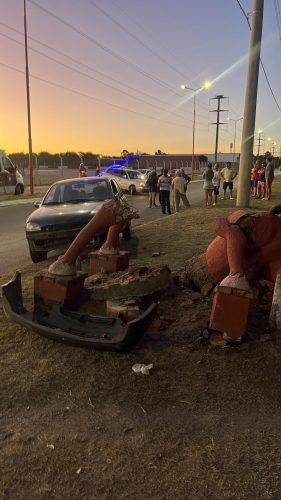 "Pamperito destrozado: un auto chocó al ícono cultural de Villa Mercedes"