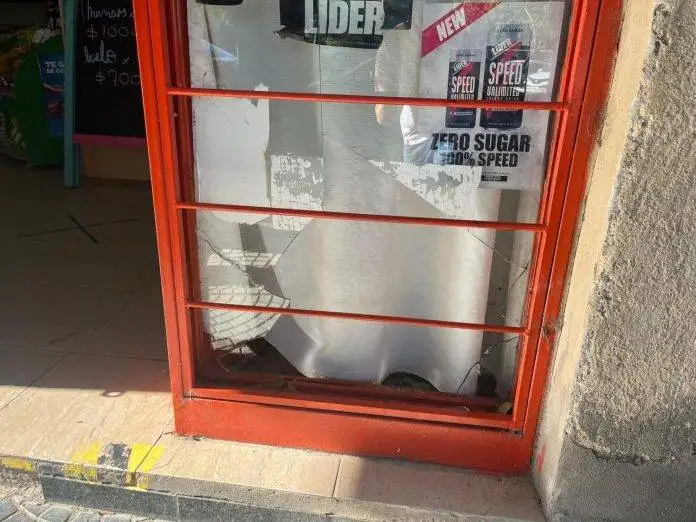 Violento asalto en un comercio: el dueño enfrentó a los ladrones, fue herido y no pudo evitar el robo