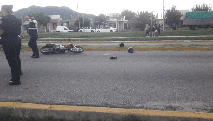 Murió un motociclista de Uber en la Vía del Peregrino: se estrelló contra un poste y el pasajero sobrevivió