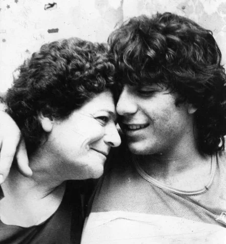 Hace 62 años nació la leyenda: el ‘Búfalo’ Funes un gigante de San Luis que vivirá por siempre 2 El Búfalo junto a su mamá, Marta Baldovino.