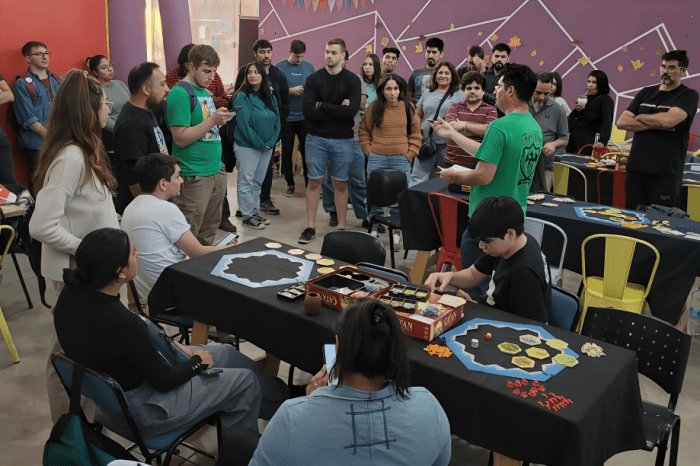 La comunidad friki desembarca en La Nave Cultural con juegos, torneos y una liga provincial de Catán