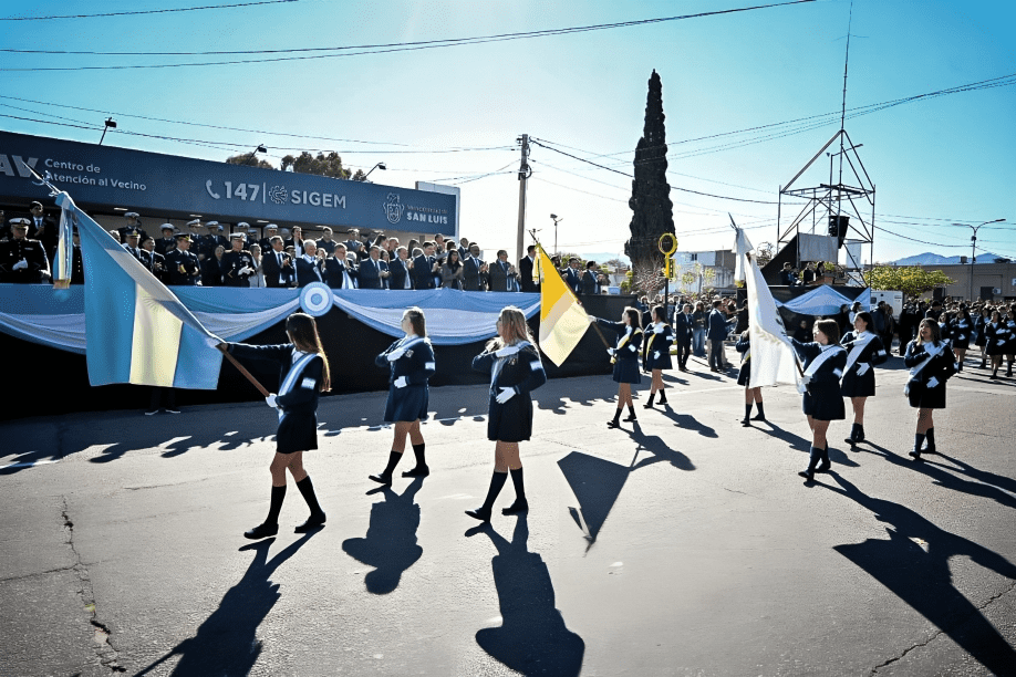 Tradición y color: escuelas, gauchos y fuerzas armadas colmaron la avenida España