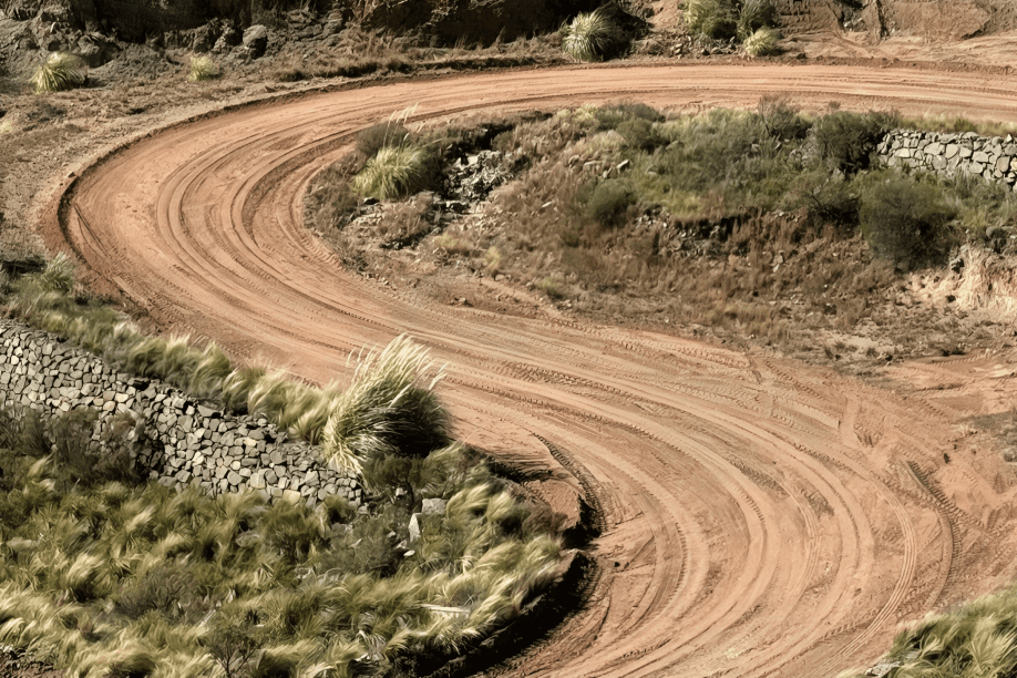 Con $840 millones y 30 días de máquinas a fondo, la Provincia recuperó 1.300 km de rutas de ripio