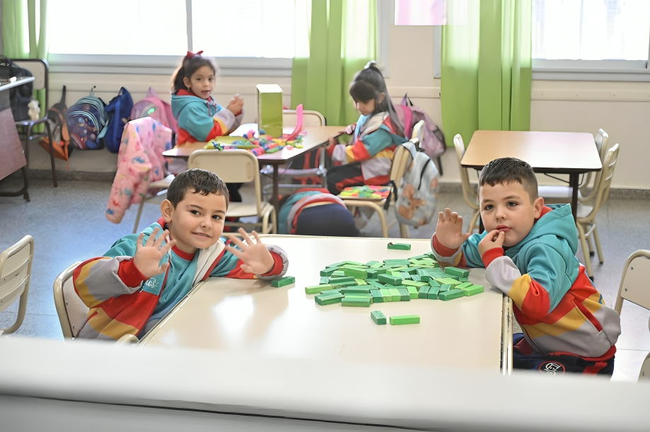 Claudio Poggi recorrió el Centro Educativo N.º 3 y saludó a docentes de nivel inicial