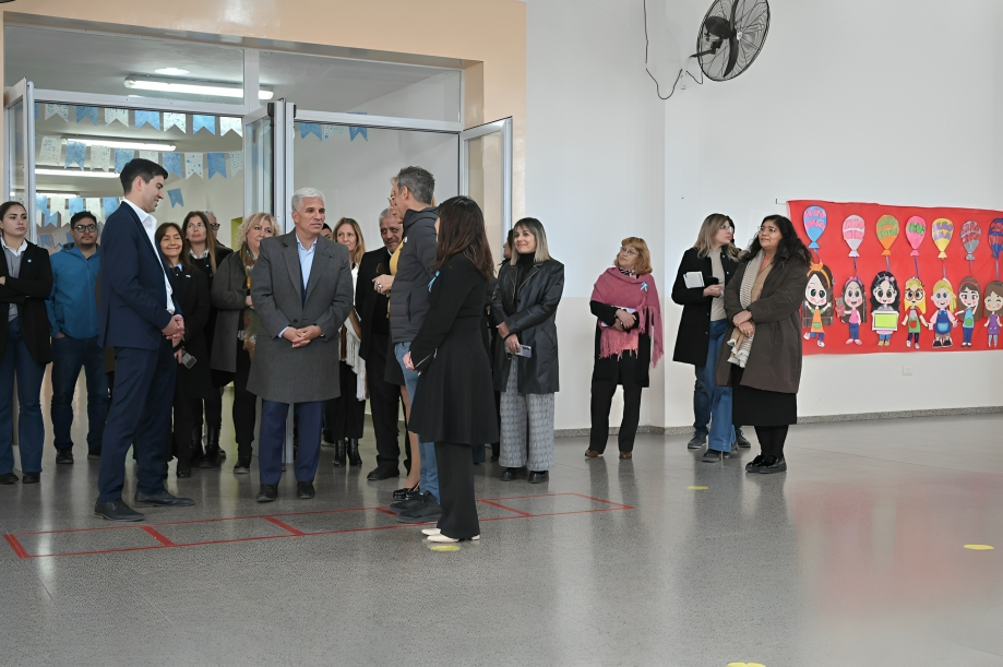 Claudio Poggi recorrió el Centro Educativo N.º 3 y saludó a docentes de nivel inicial