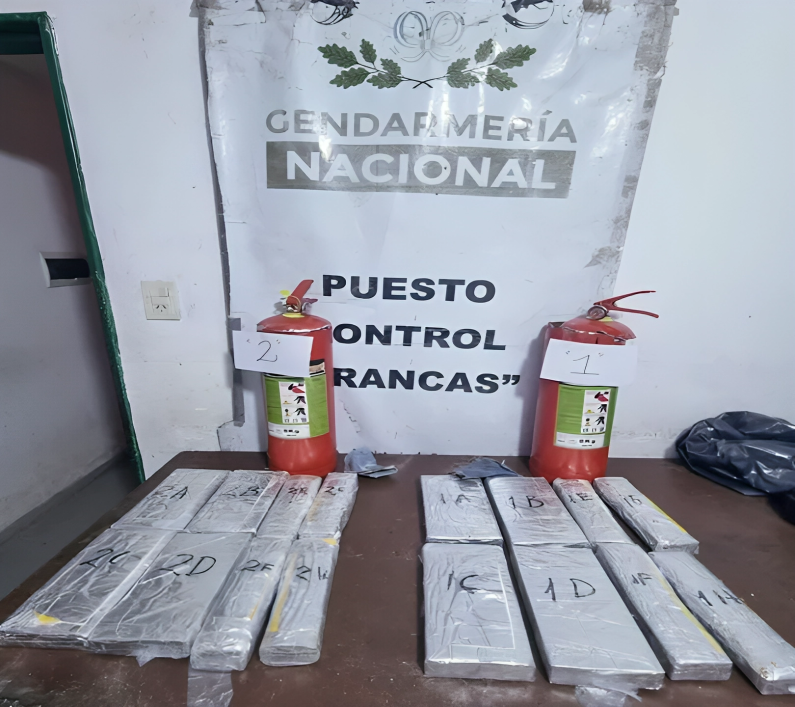 Descubren 12 kilos de cocaína ocultos en matafuegos de un micro de golondrinas